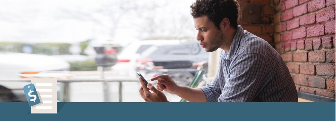 hombre usando telefono